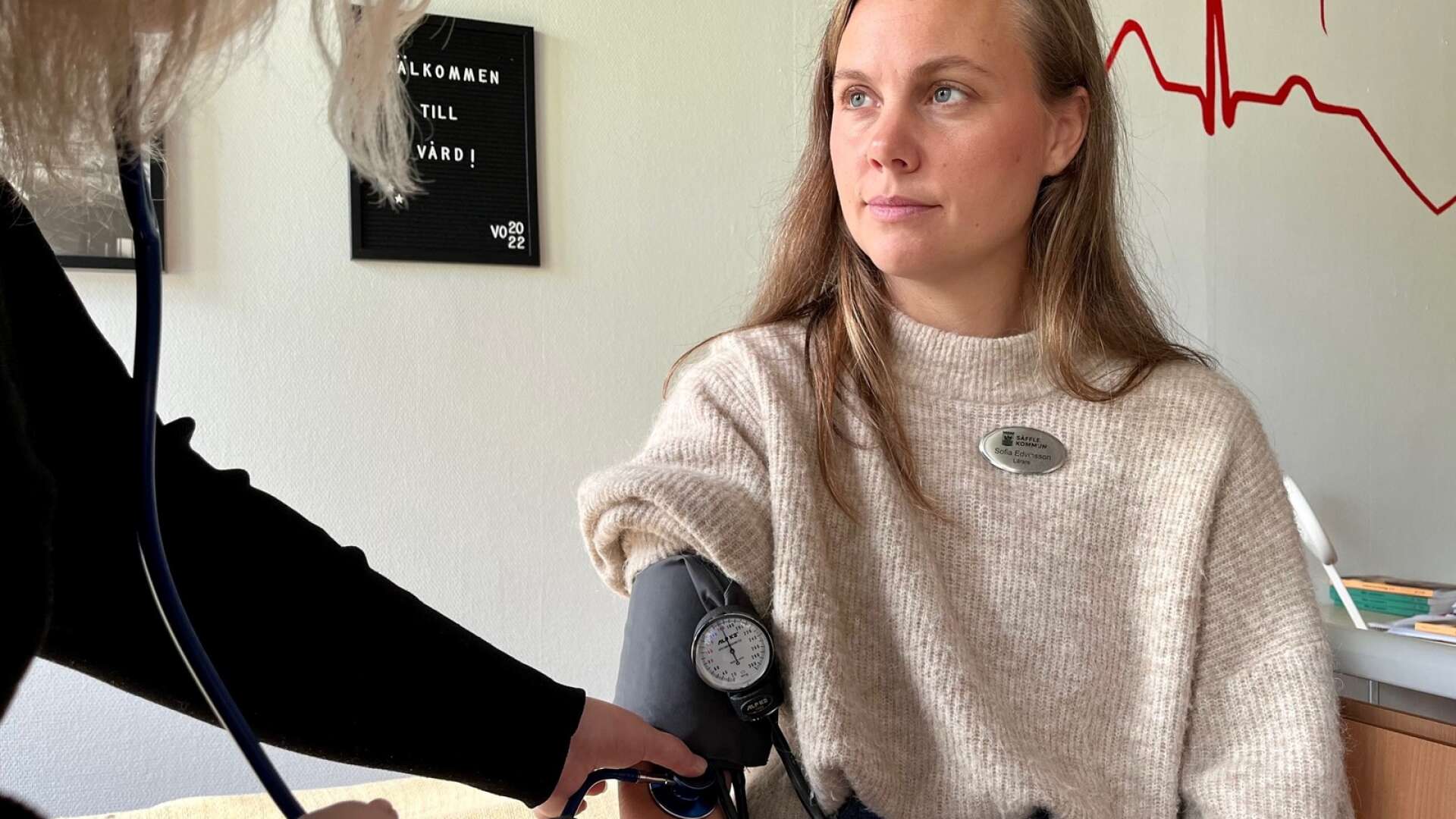 Rebecka Lorentzon tar blodtrycket på läraren Sofia Edvinsson. 