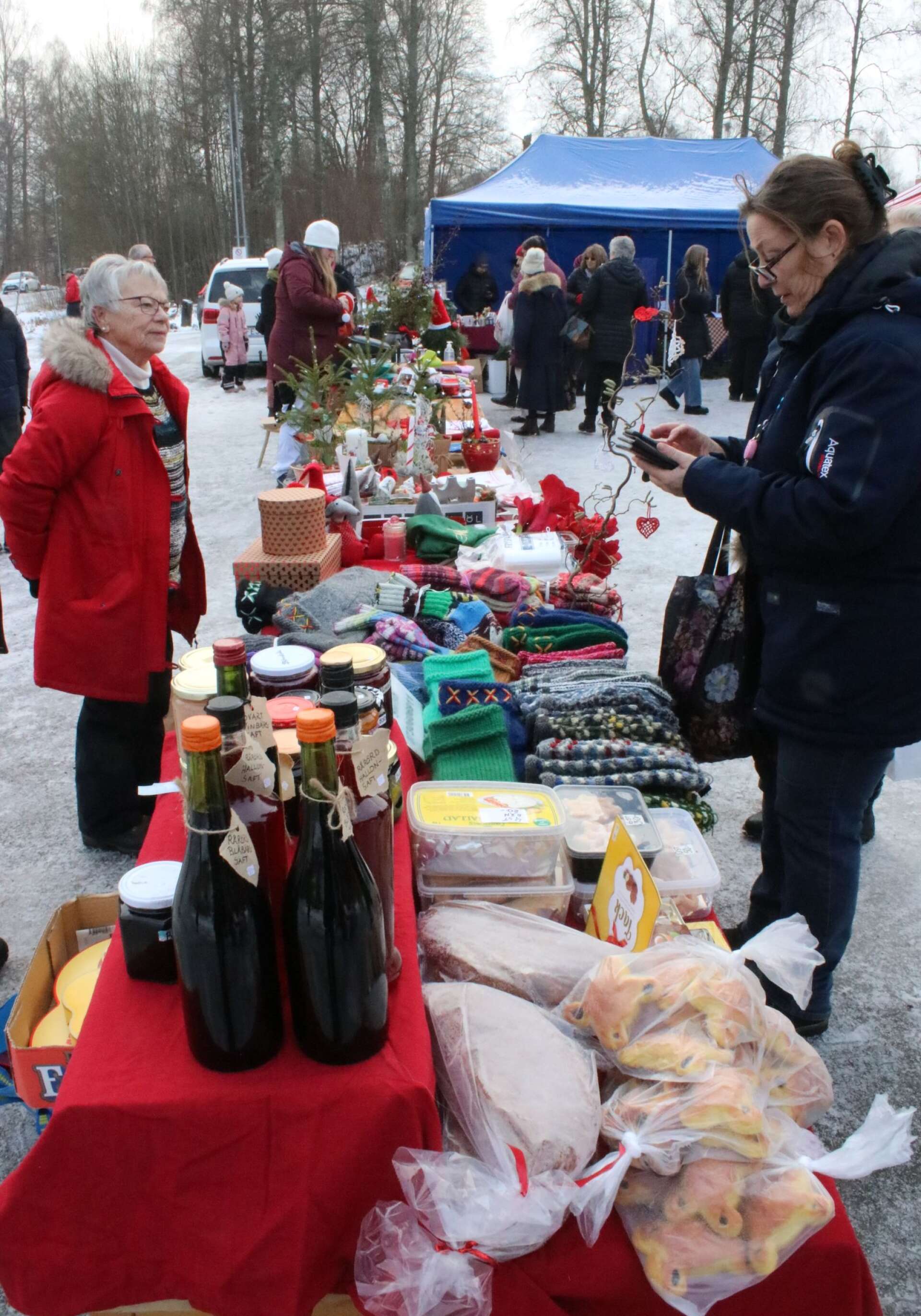 Eva Holmström från Torslanda köpte en julgrupp av Lena Lindmark från Dals Ed.