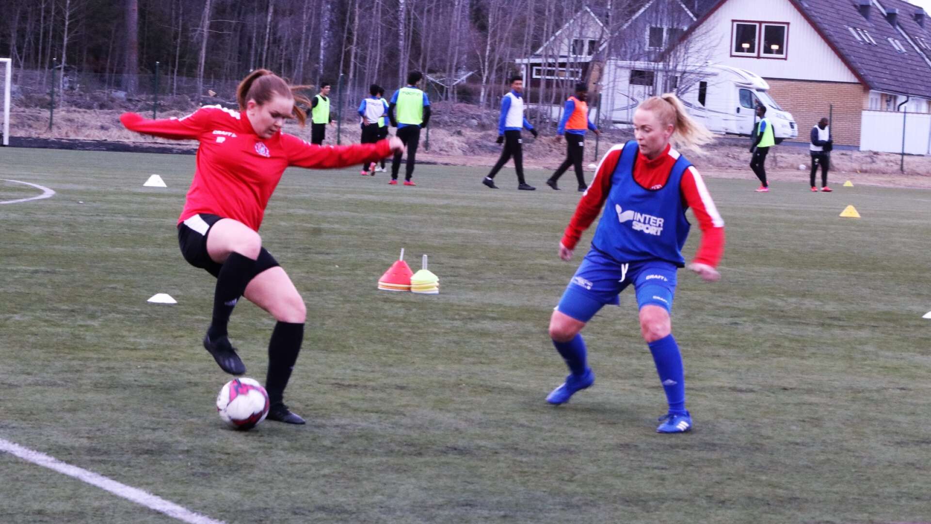 Wilma Persson, med bollen, och Anna Söderqvist är två av Tösses nyckelspelare inför tisdagens seriepremiär i division 4 Dalsland.