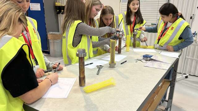 Sjundeklassarna från Stenstalidsskolan övar på att använda skjutmått genom att mäta de rejäla bultarna.