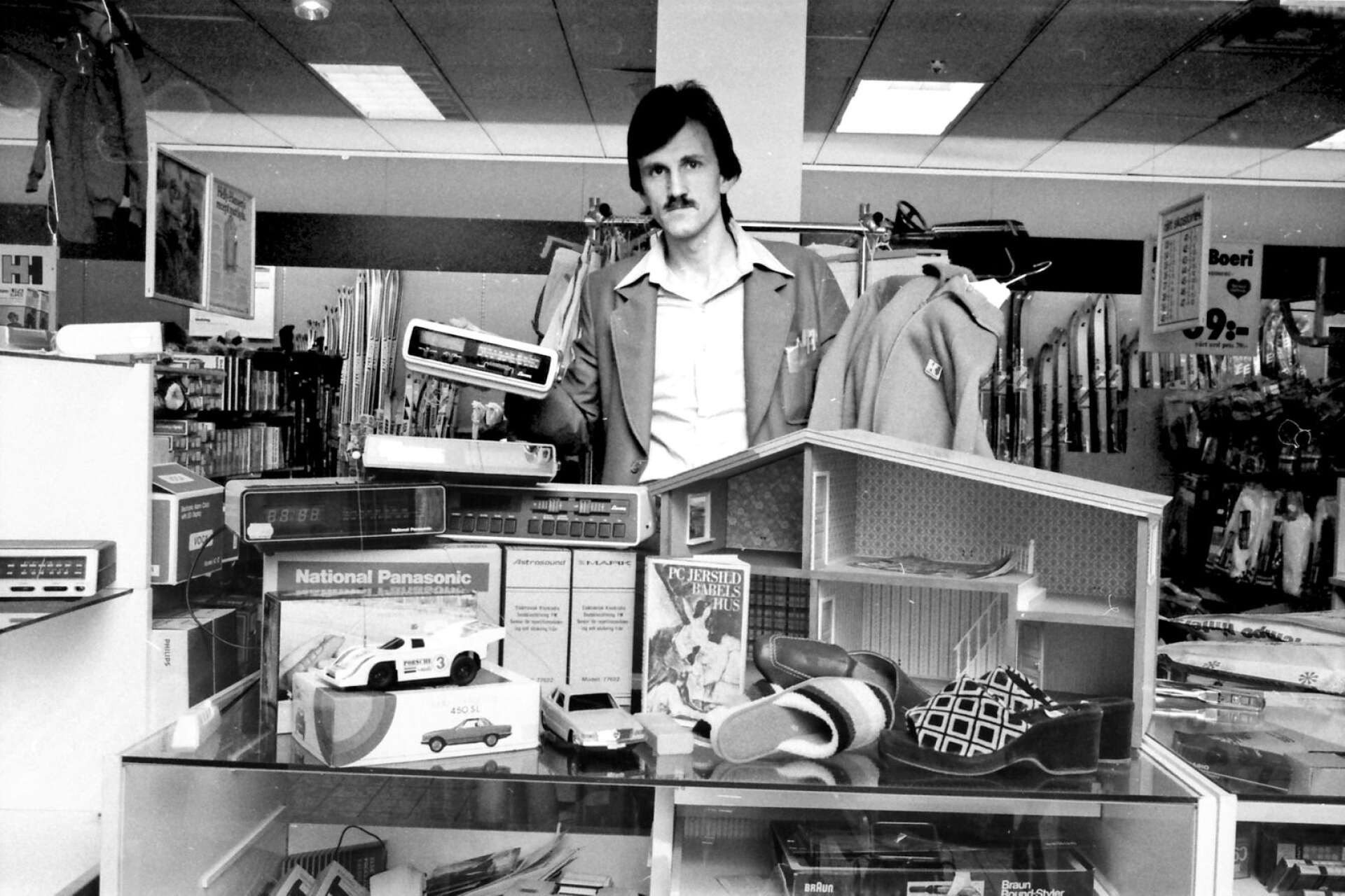 Jonny Lund visade strax före jul 1978 upp exempel på det årets storsäljare. Det var allt från digitalradio till fjärrstyrda bilar, dockhus, fiberplagg och P C Jersilds bok Babels hus. 