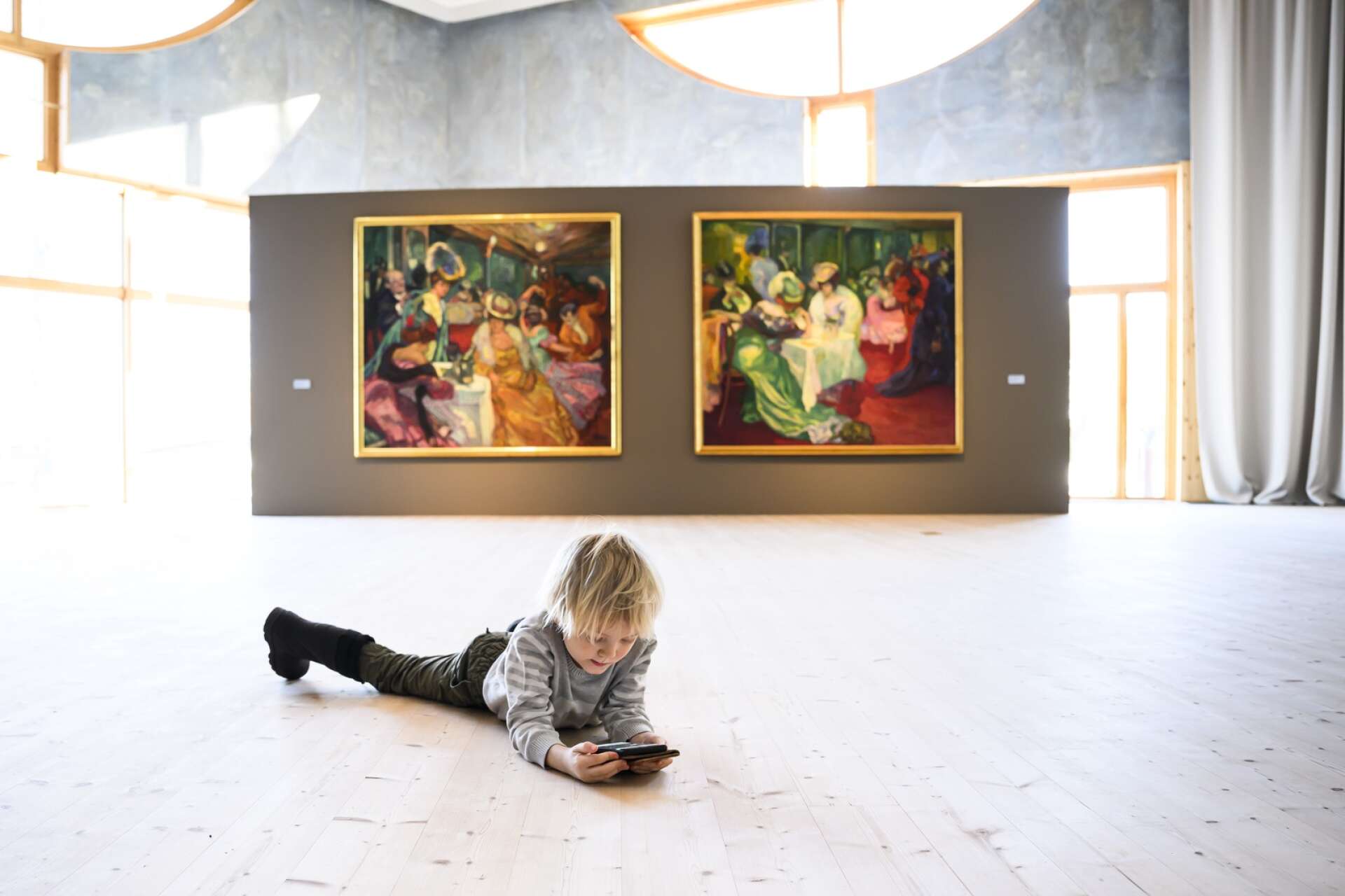 Nu får nya generationer chansen att möta konstnären Axel Törneman. Herman Sunesson, 4 år, var med på pressvisningen.