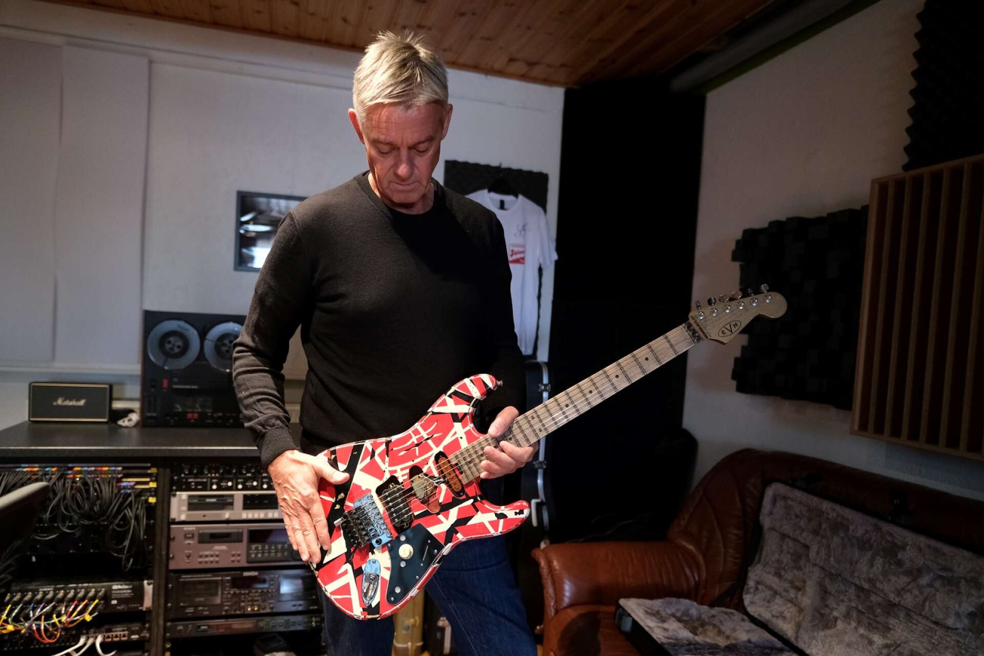 En väl använd EVH-gitarr (Eddie van Halen) hör till Christers favoritinstrument. 