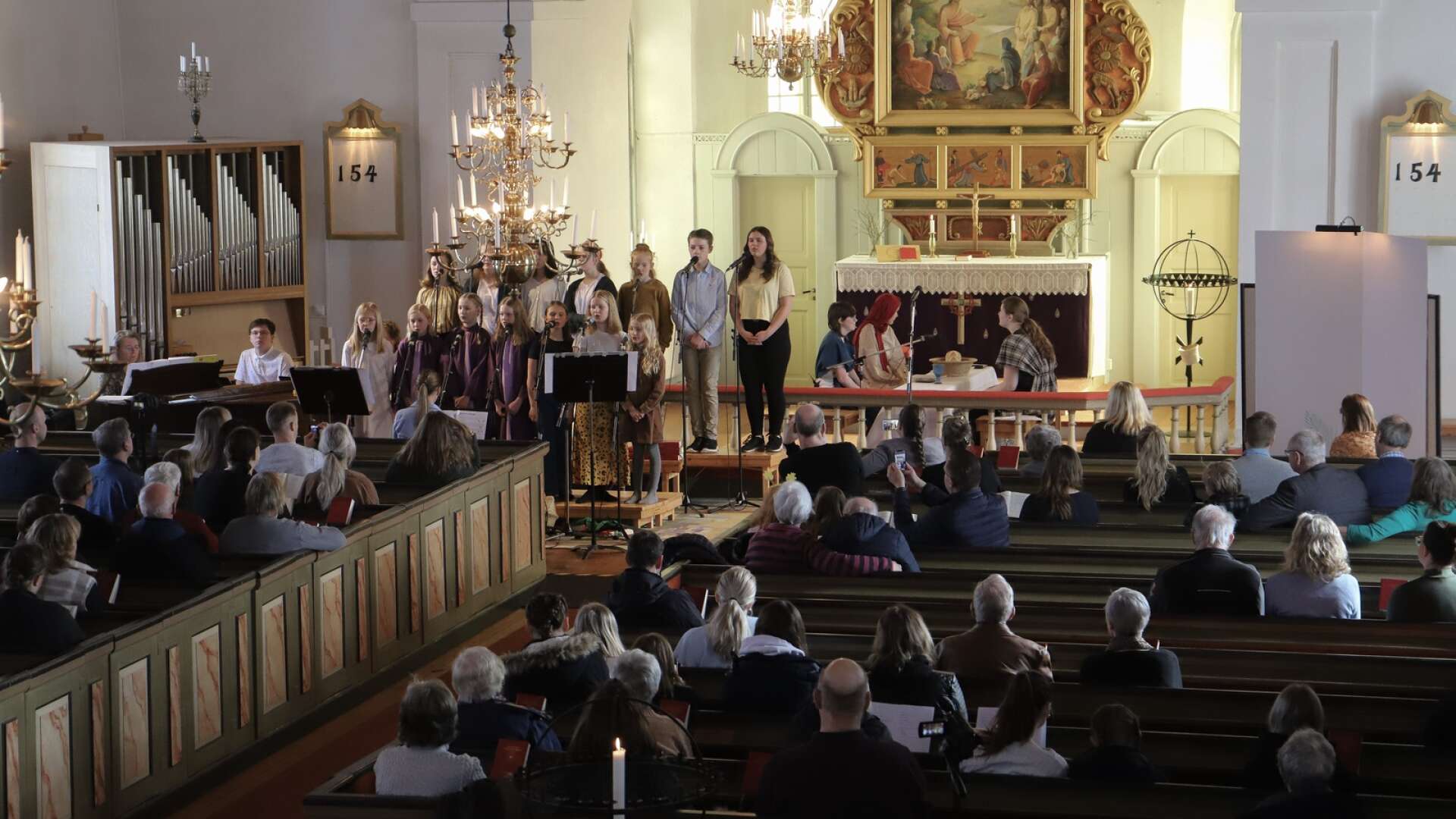 Det stora påskägget hette den musikal som framfördes av barn- och ungdomskörer tillsammans med ledare i Dals-Eds kyrka i söndags. Kyrkoherde Malin Henriksson var berättare och musikalisk ledare var Rodhe Andersson.