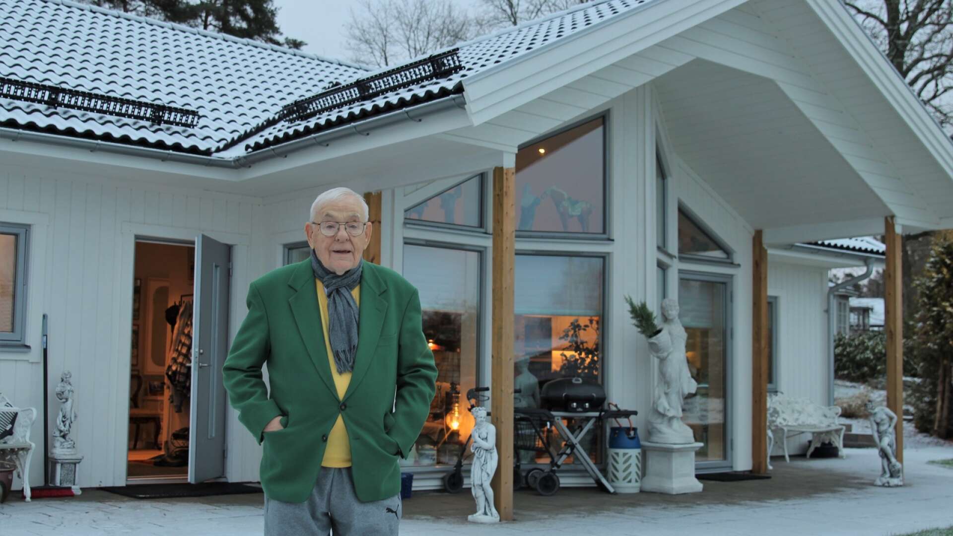 Eskil Söderqvist framför den vita villan, bara ett stenkast från hans gamla hus. 