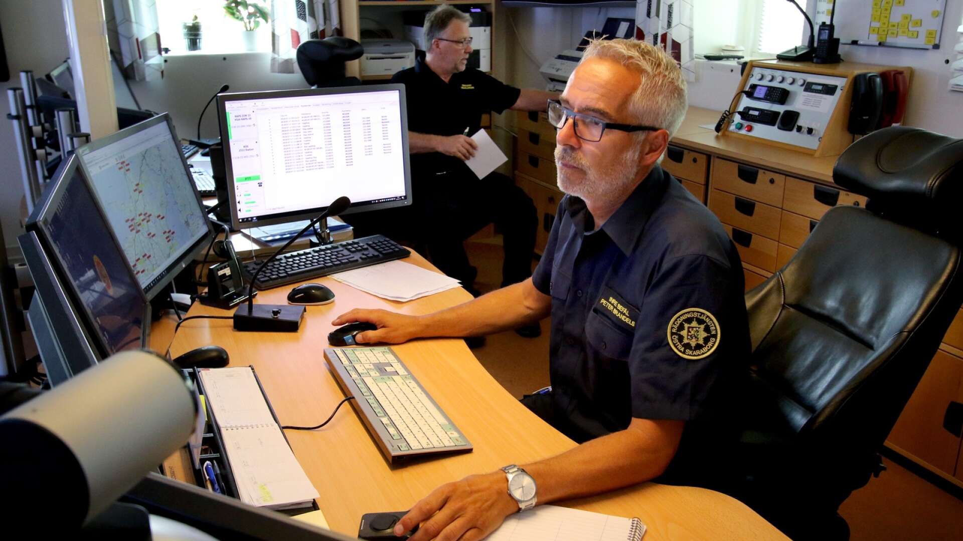 Ledningscentralen i Skövde. Härifrån kommer räddningstjänstens insatser i både västra och östra Skaraborg ledas. Från 1 mars gäller en ny organisation för Peter Brandels och övriga som arbetar som inre befäl (arkivbild).