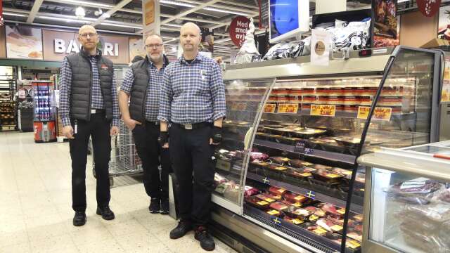 Ica Kvantum Säffle har ny avdelning där de styckar köttet själva. På bild syns tre av fyra som har gesäll för butiksstyckning. Från vänster; Johan Stake, Stefan Källvik, handlare och Ronny Karlsson. På bild saknas Carina Andersson som också har gesällen. 