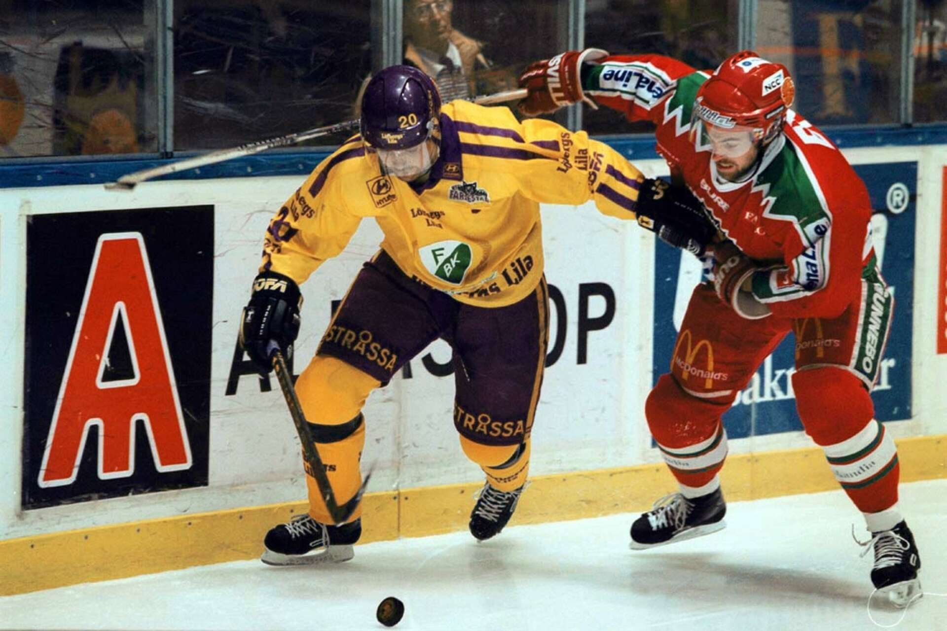 Clas Eriksson skyddar puck mot Frölunda.