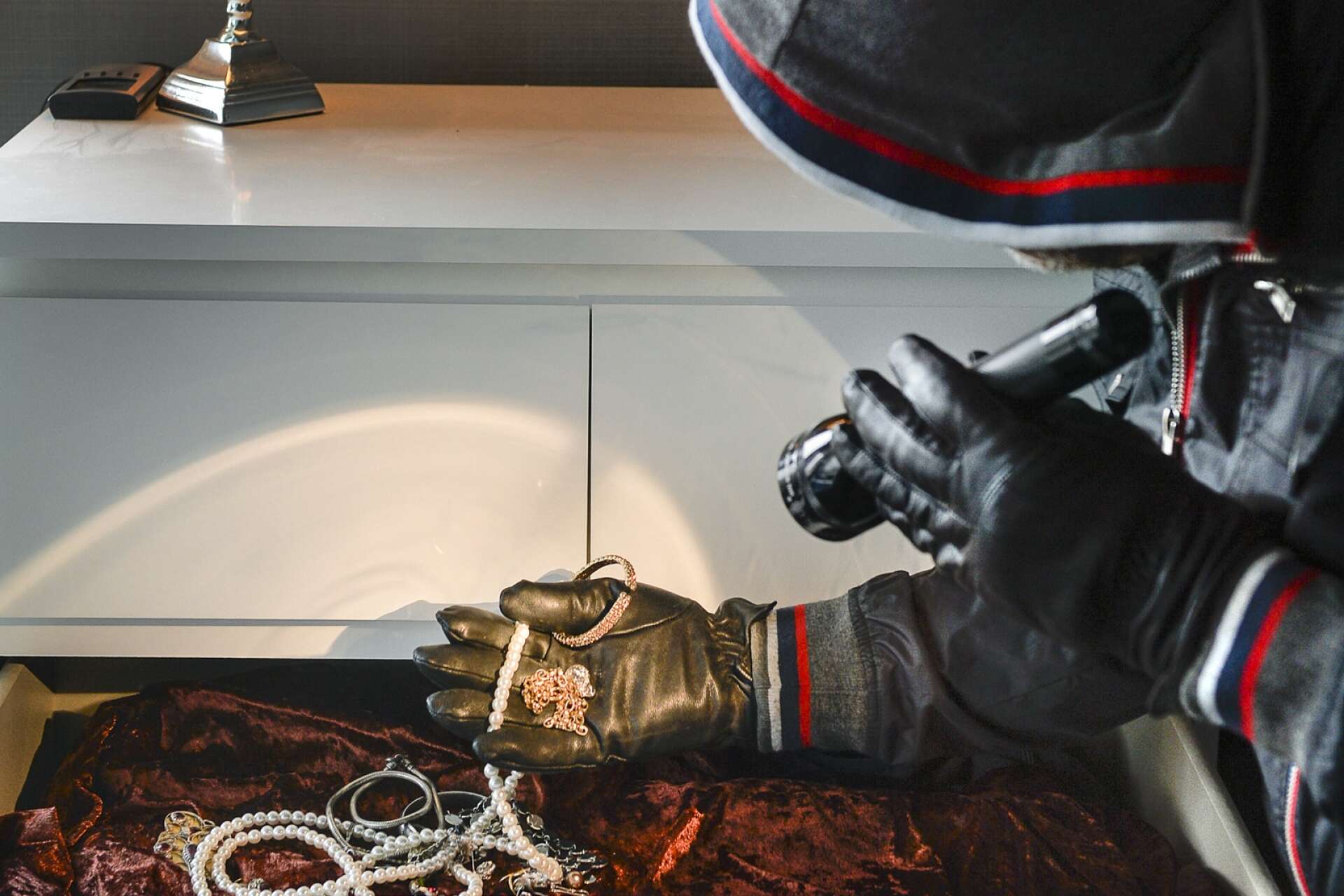 Flera äldre kvinnor blev av med smycken efter en serie brott i Dalsland i slutet av augusti. En kvinna sitter fortsatt häktad misstänkt för att ha begått brotten.