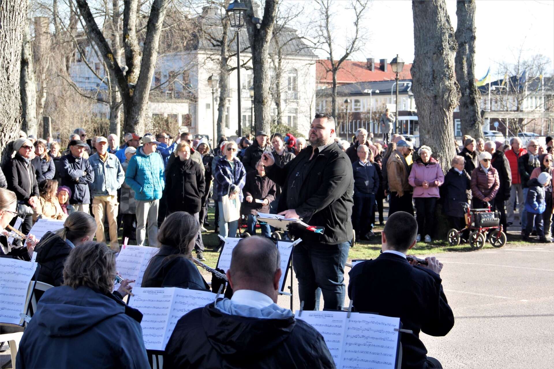 Fredrik Myrén ledde Åmål Concert Band i ”The imperial march”, komponerad av filmmusikmästaren John Williams till Steven Spielbergs klassiska rymdepos.