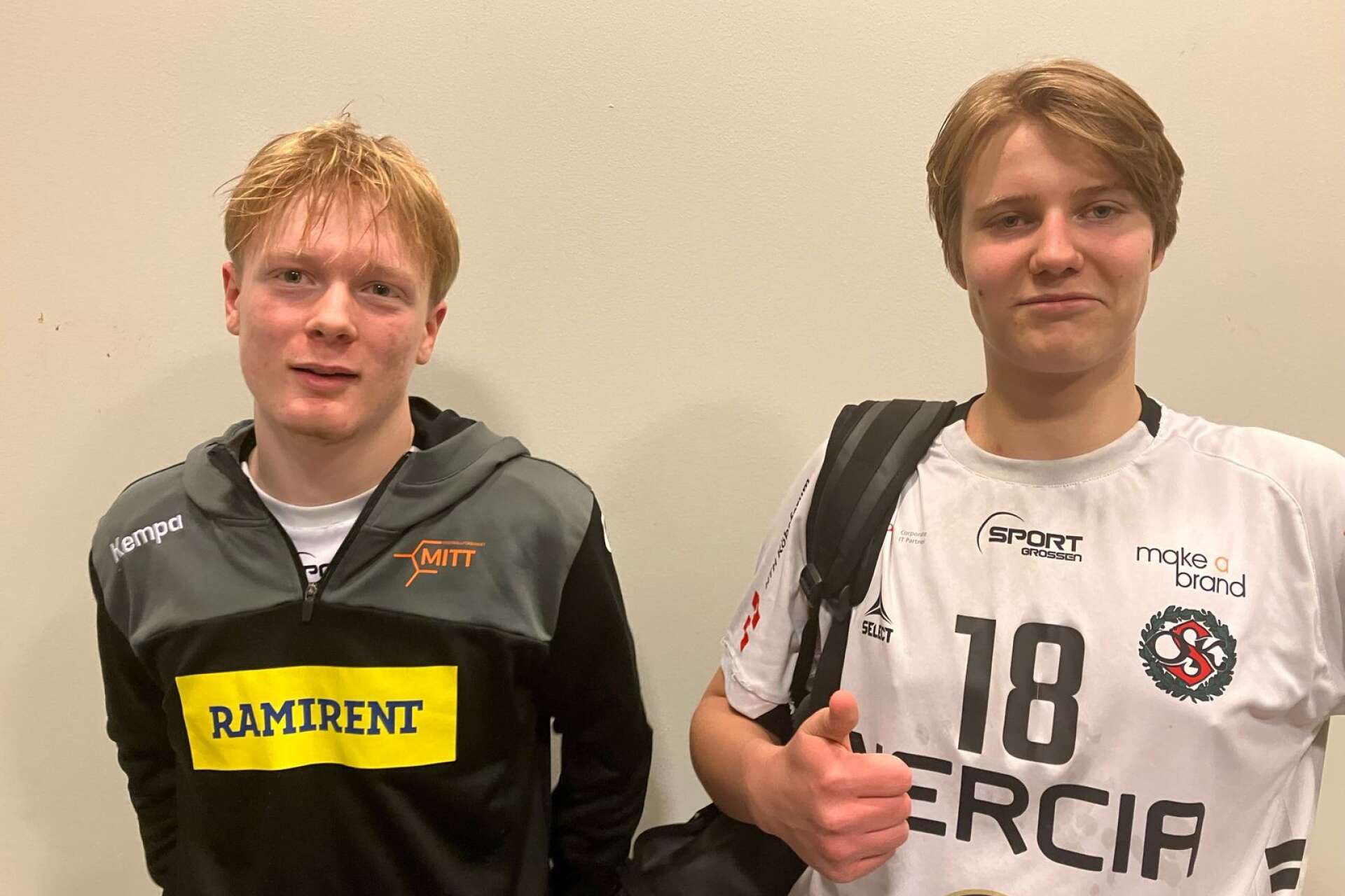 Elias Karlsson och Anton Landgren valde att fortsätta i ÖSK Ungdom när Karlskoga HK tvingades lägga ner P07-laget på grund av spelarbrist. Saknas på bilden gör Philip O’Brien, som också har fortsatt i ÖSK.