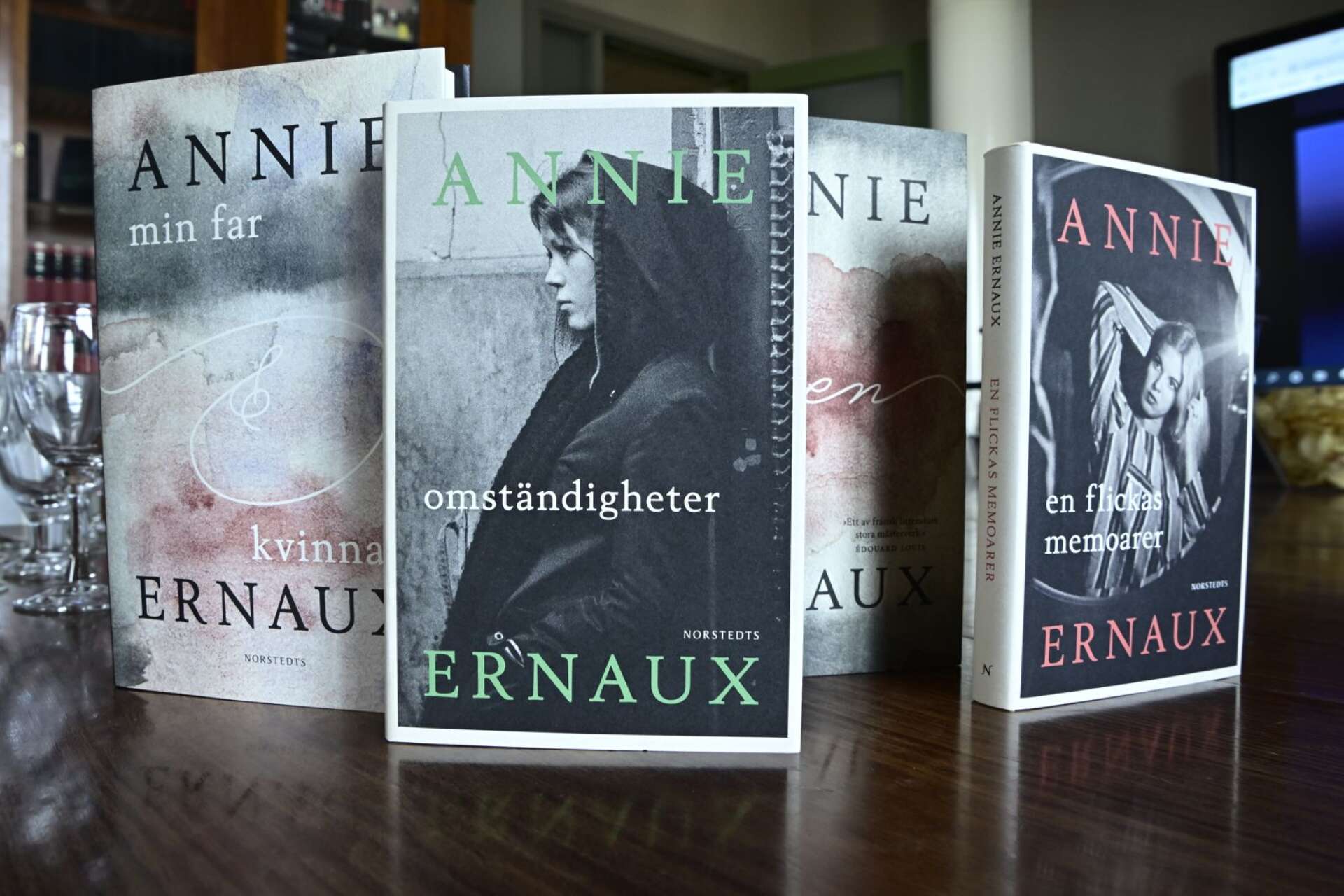 
Nobelpriset i litteratur 2022 går till den franska författaren Annie Ernaux. Hennes böcker i svensk översättning hos hennes förläggare Norstedts förlag.
