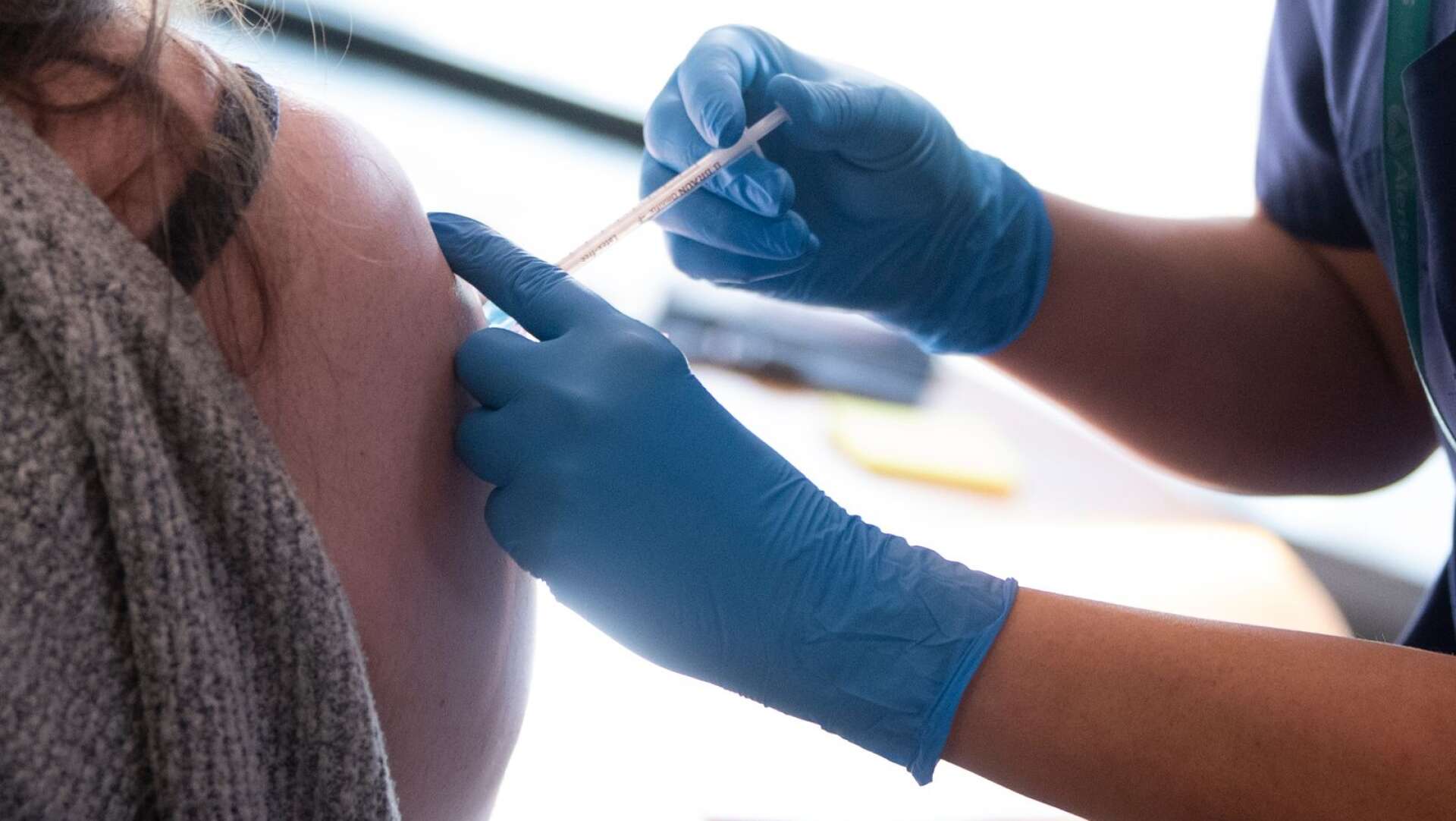 Vaccineringen av den äldre befolkningen i Västra Götaland påverkas av stoppet av Astra Zenecas vaccin. Vaccinationerna med Pfizers och Modernas vaccin fortsätter dock enligt plan.
