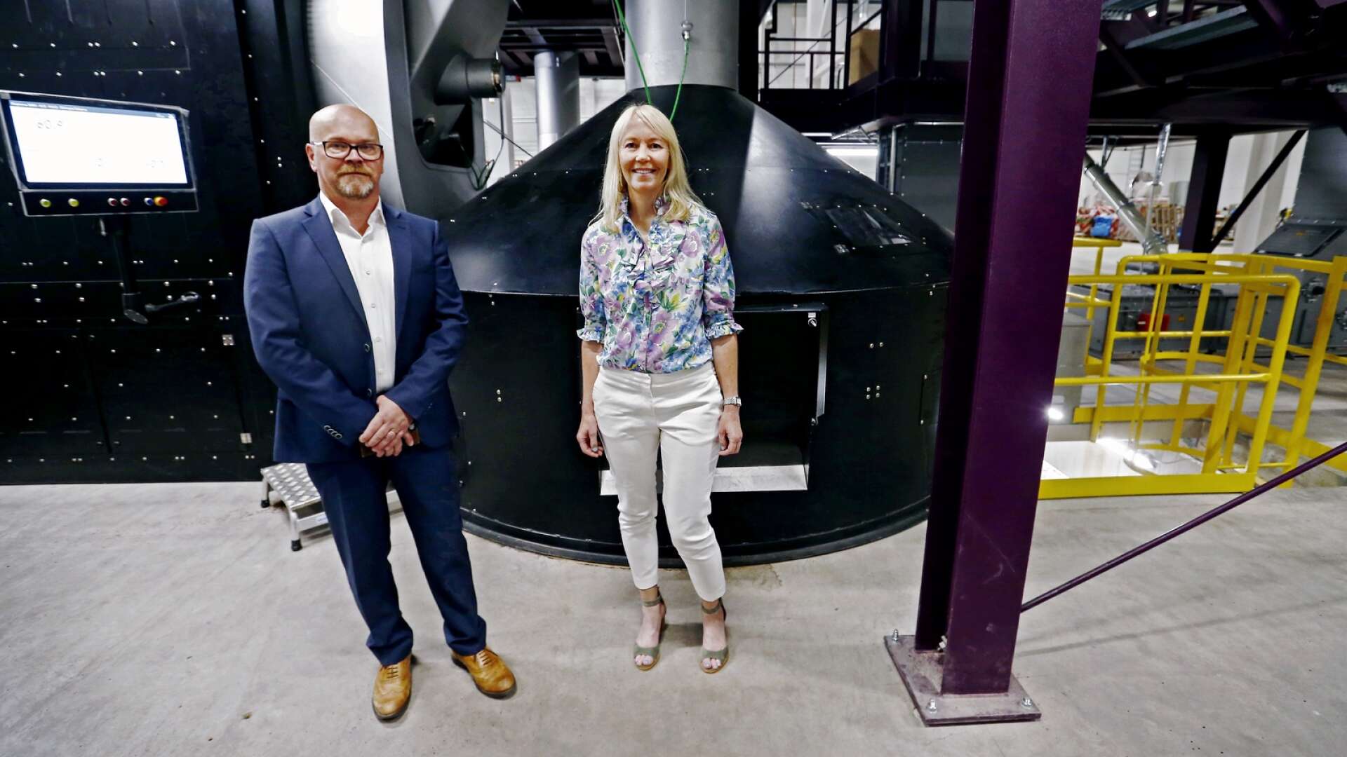 Göran Sonesson och Kathrine Löfberg framför rosteriets hjärta. Den nya tekniken rostar bönorna försiktigt och långsamt för att bevara dofter och aromer.