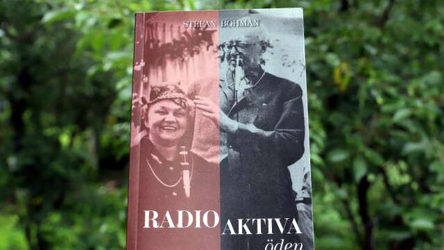 Stefan Bohman har skrivit boken Radioaktiva öden om sin mamma Birgitta Bohman, som var barnboksförfattare och barnradiopionjär. Boken ges ut på Lava förlag och omslagsbilden visar Birgitta Bohman och radiolegendaren Sven Jerring.