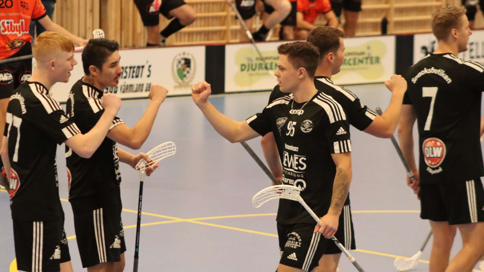 Jacob Karlsson, till höger, firar ett av målen tillsammans med Zackarias Lindgren och Isak Hultgren, längst till vänster. 