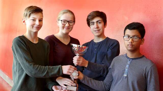 Jonatan Pettersson, Johanna Backhaus, Erik Gullbrand och Taaseen Basheer med pokalen de vann i distriktsfinalen.