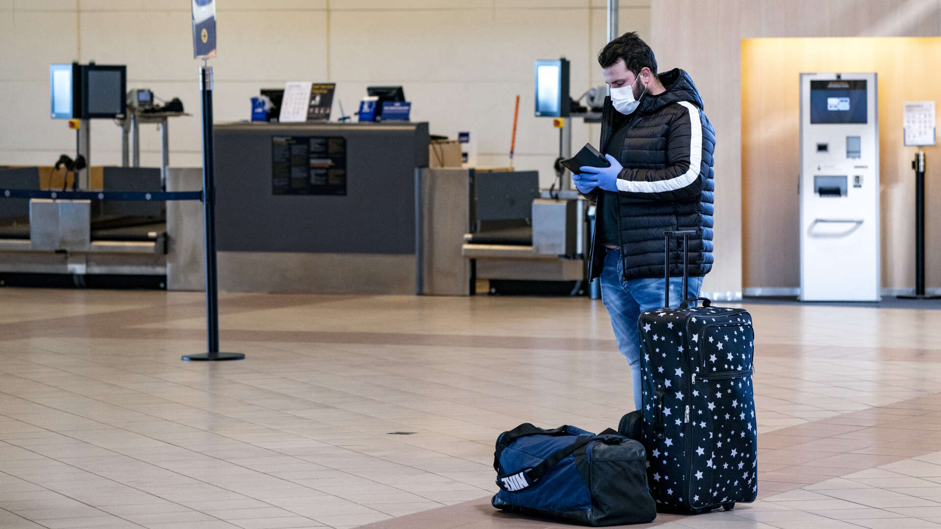 Från och med 16 maj slopas kravet på munskydd på flygplatser och flighter inom EU. Arkivbild