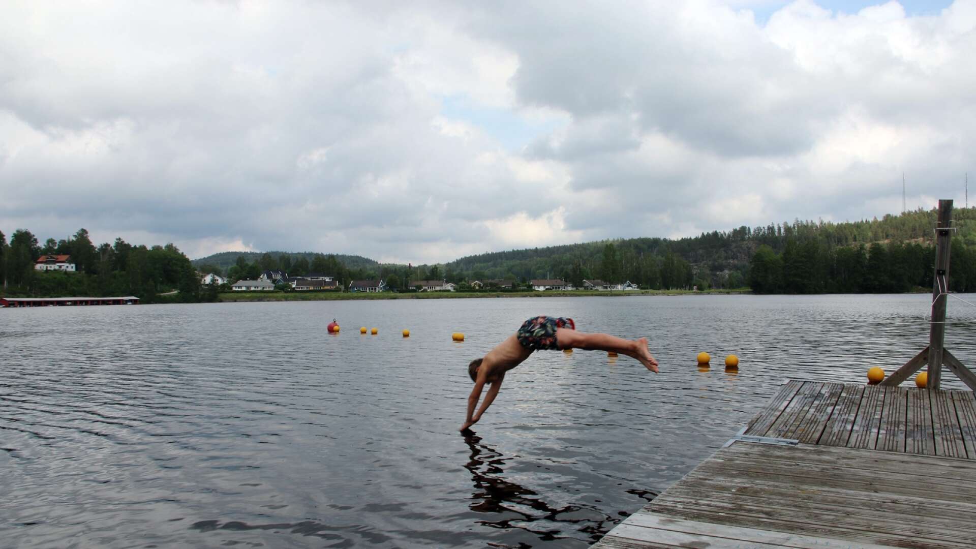 Snart börjar simskolorna i sjöarna i din kommun. Här hoppar Jonathan Johansson i vid Sågudden i Bengtsfors under tisdagen. Dock inte i samband med någon simskola.