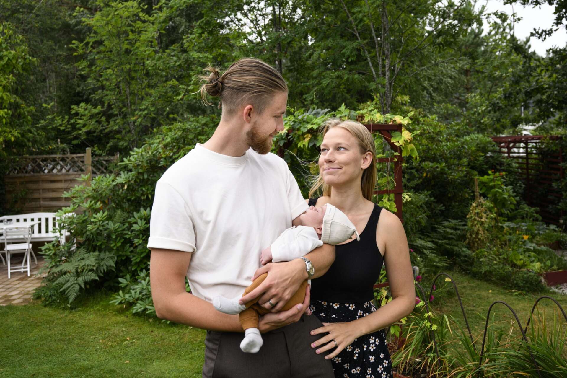 Matilda Ribeaus och David Olofsson njuter av sin trädgård varje dag. ”Tänk att vi bor här”.