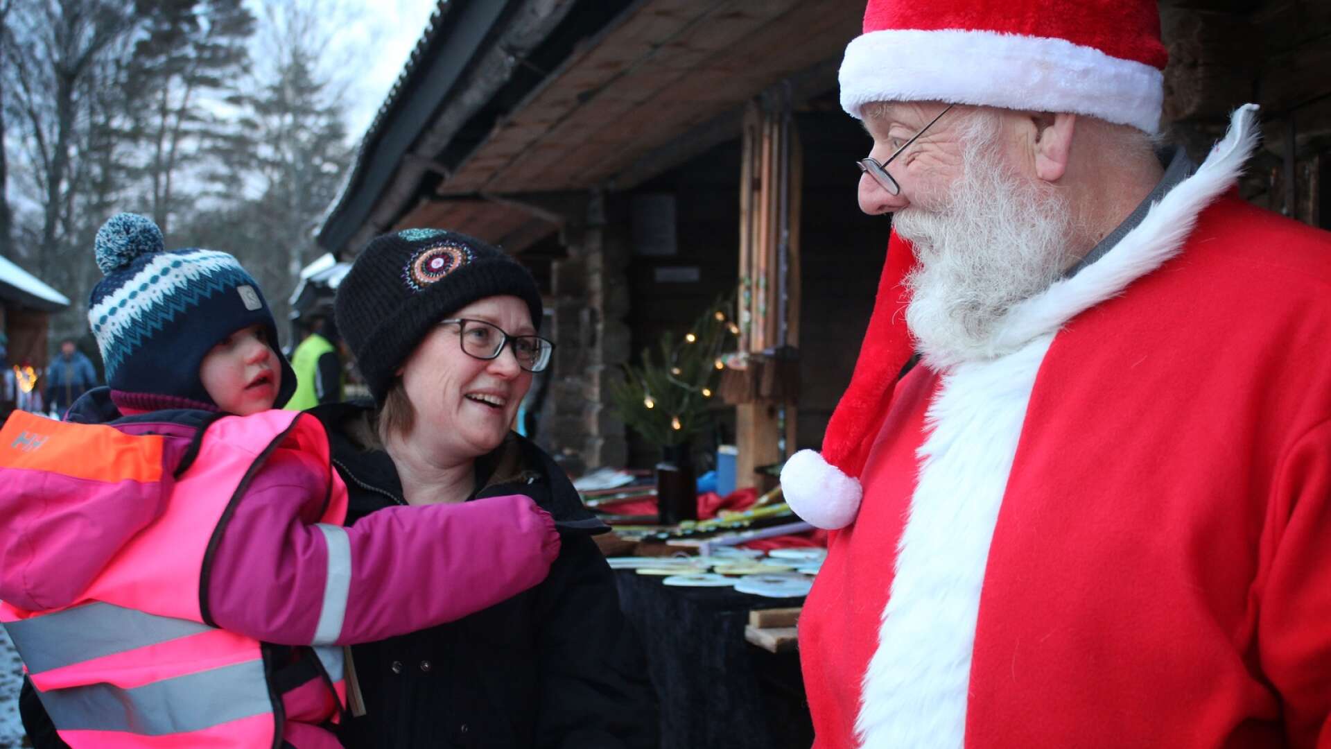 Tomten och tomtemor var på plats under dagen för att bland annat dela ut julklappar. Här syns flickan Saga, som blev både glad och kanske lite förvånad över att träffa tomten i Nysäter.