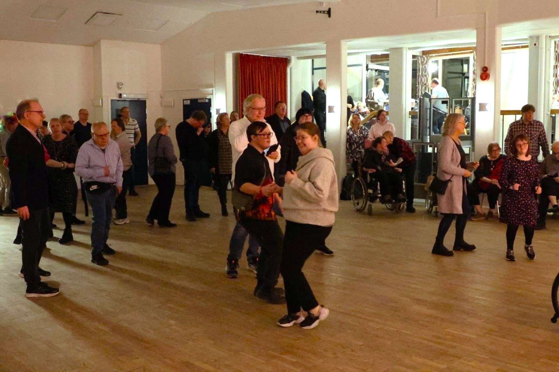 Många passade på att dansa till Larz-Kristerz.