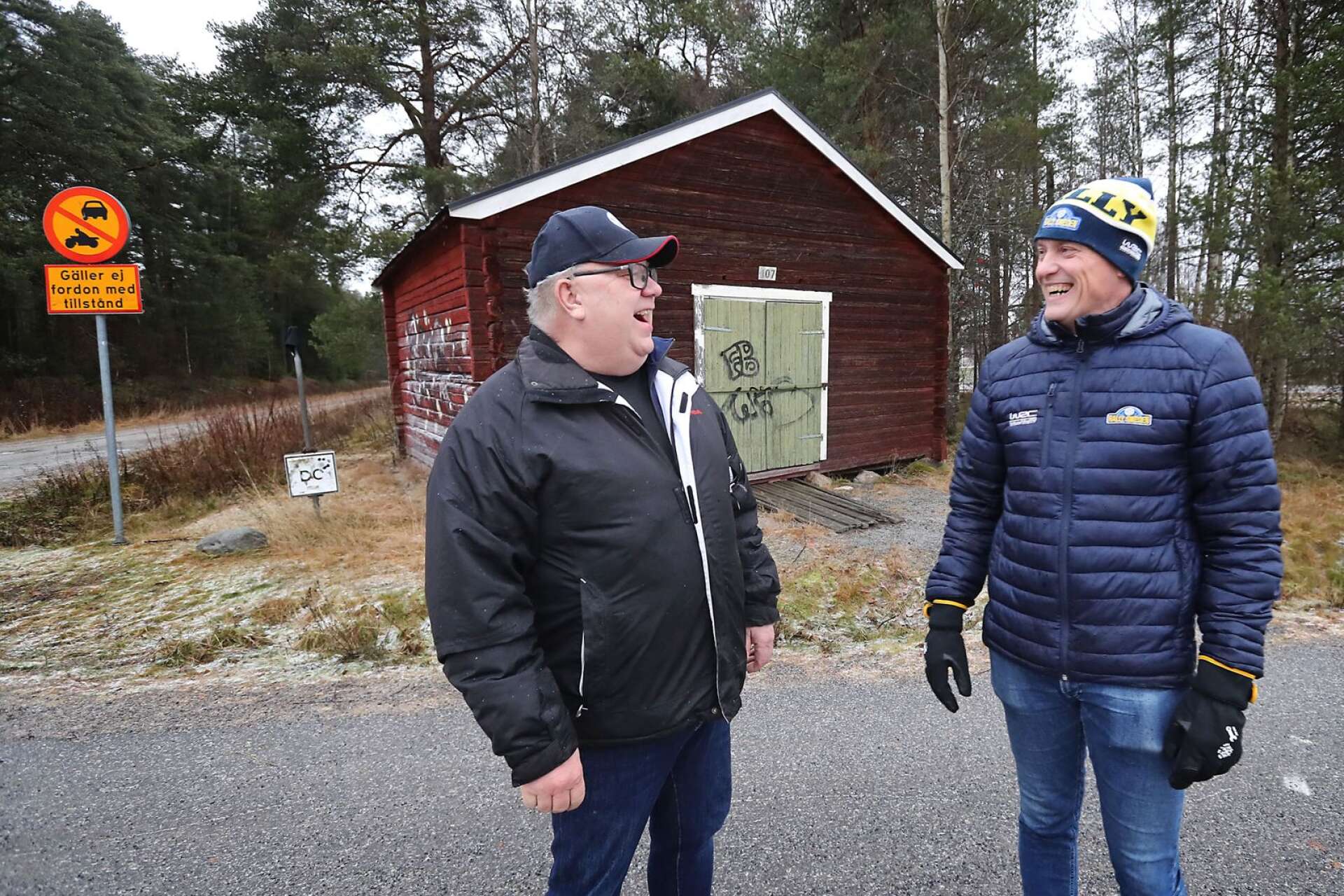 Glenn Olsson och Roland ”Mikro” Åström vid Röda ladan.