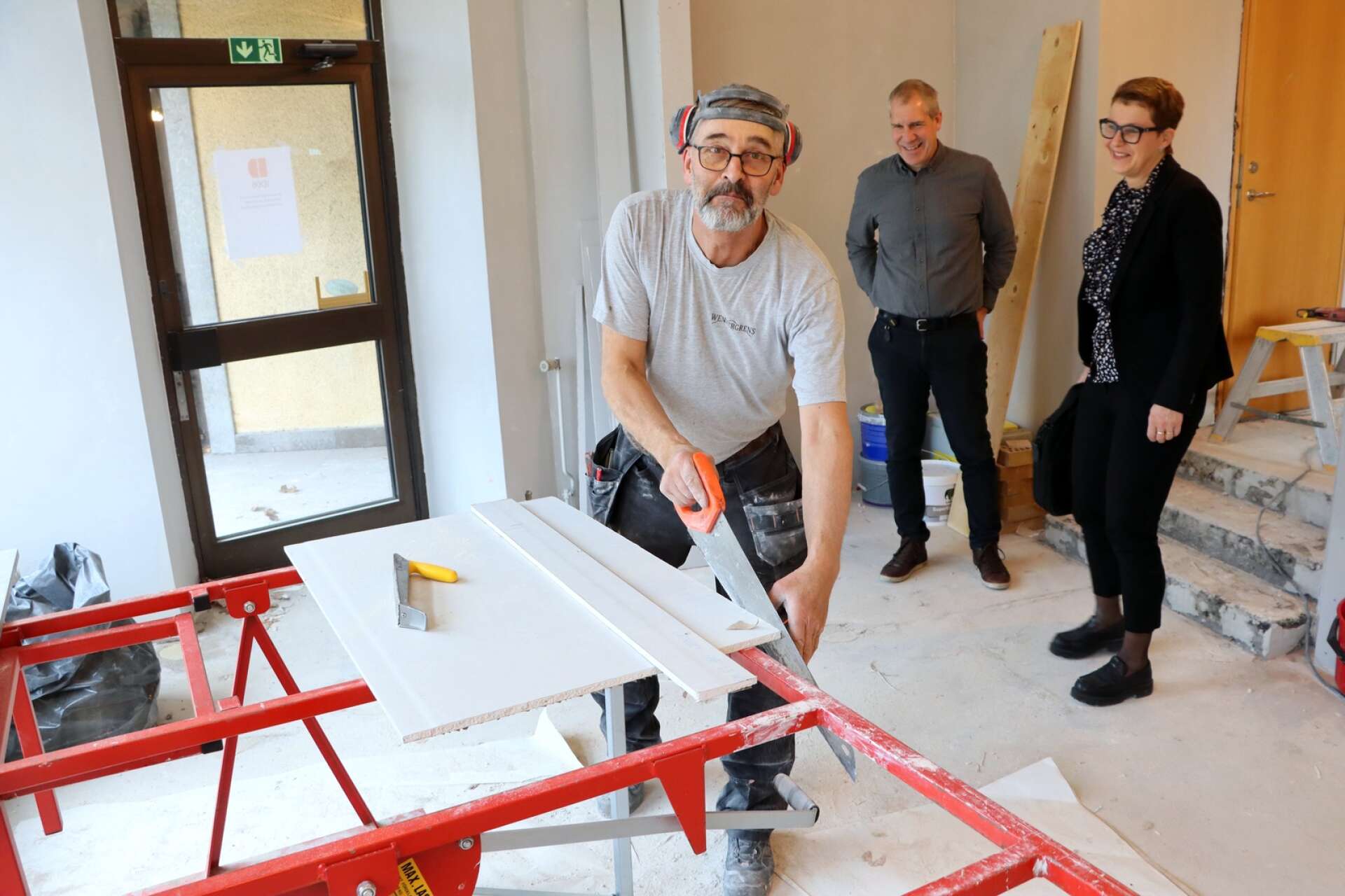 Jarmo Hirvioja, en av byggnadsarbetarna från Wennergrens, i färd med att renovera ett av kontoren i lokalen. Bakom står Michael Swärd och Maritha Stäveryd. 