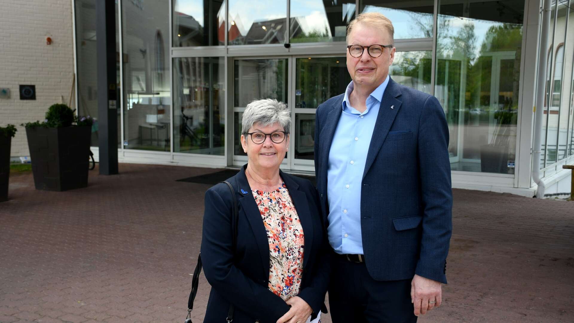 Marianne Åhman, ordförande och förstanamn i Liberalerna i Sunne tillsammans med partikollegan, riksdagsledamoten Bengt Eliasson som var på besök i Fryksdalen under måndagen.