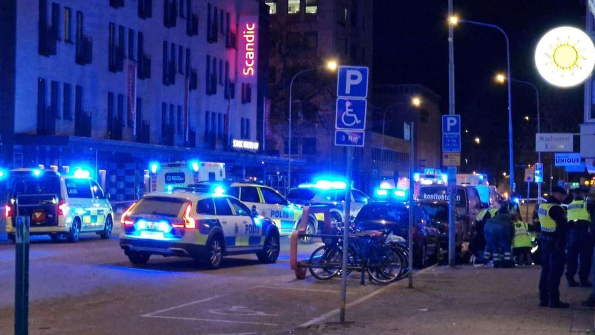 Den man som skadades svårt i en misshandel i centrala Karlstad under natten mot söndagen har avlidit.