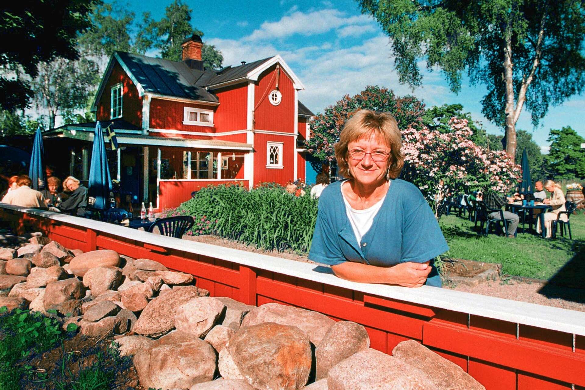 Ann-Catrine Bråth utanför Café August under verksamhetens tidiga år.