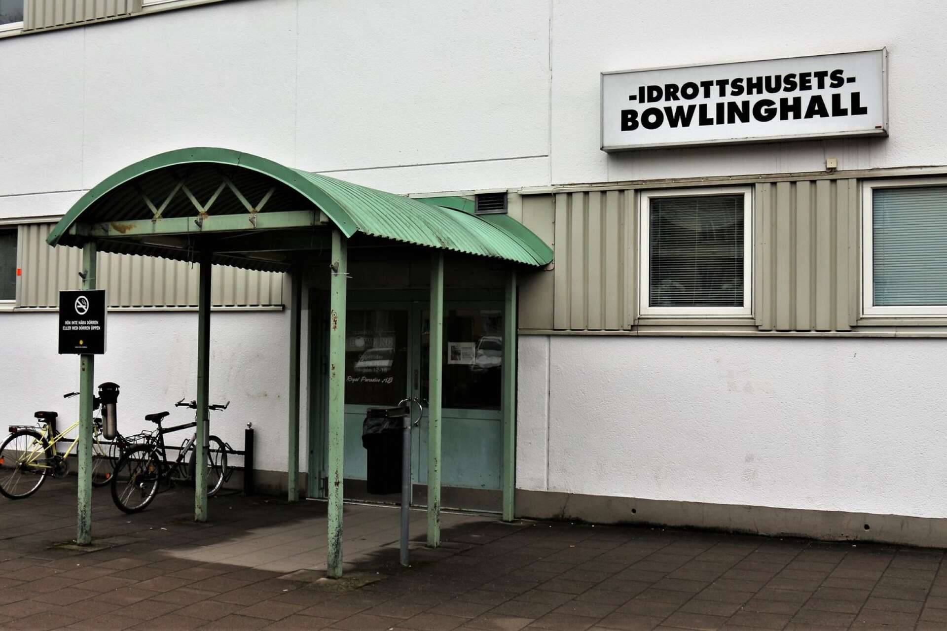 En ganska anonym entré, men bakom fasaden finns en stor och bred bowlingverksamhet.