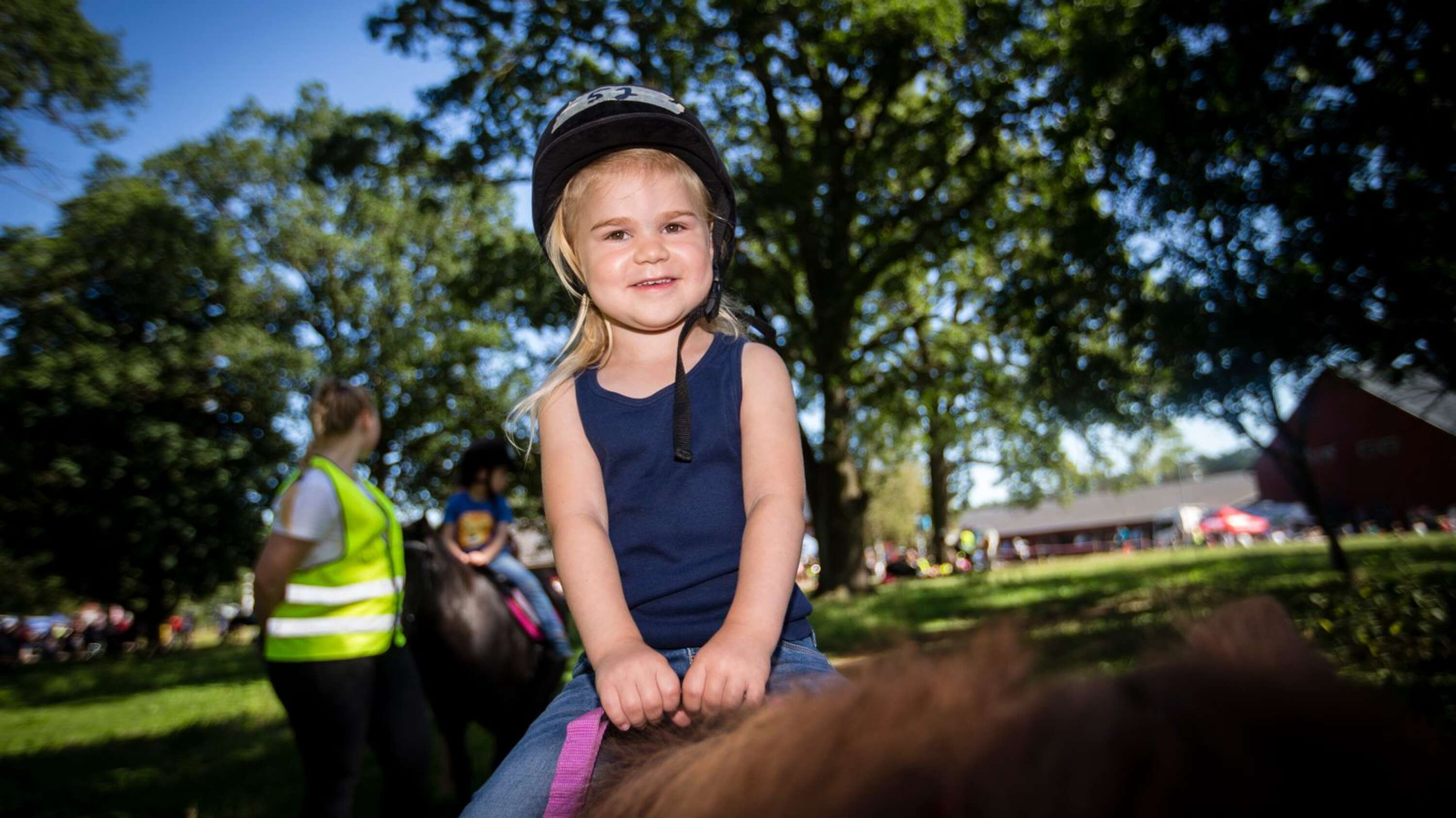 Hästtokiga Saga Carlberg, 4, från Molkom passade på att rida sin favorithäst på ponnyridningen.