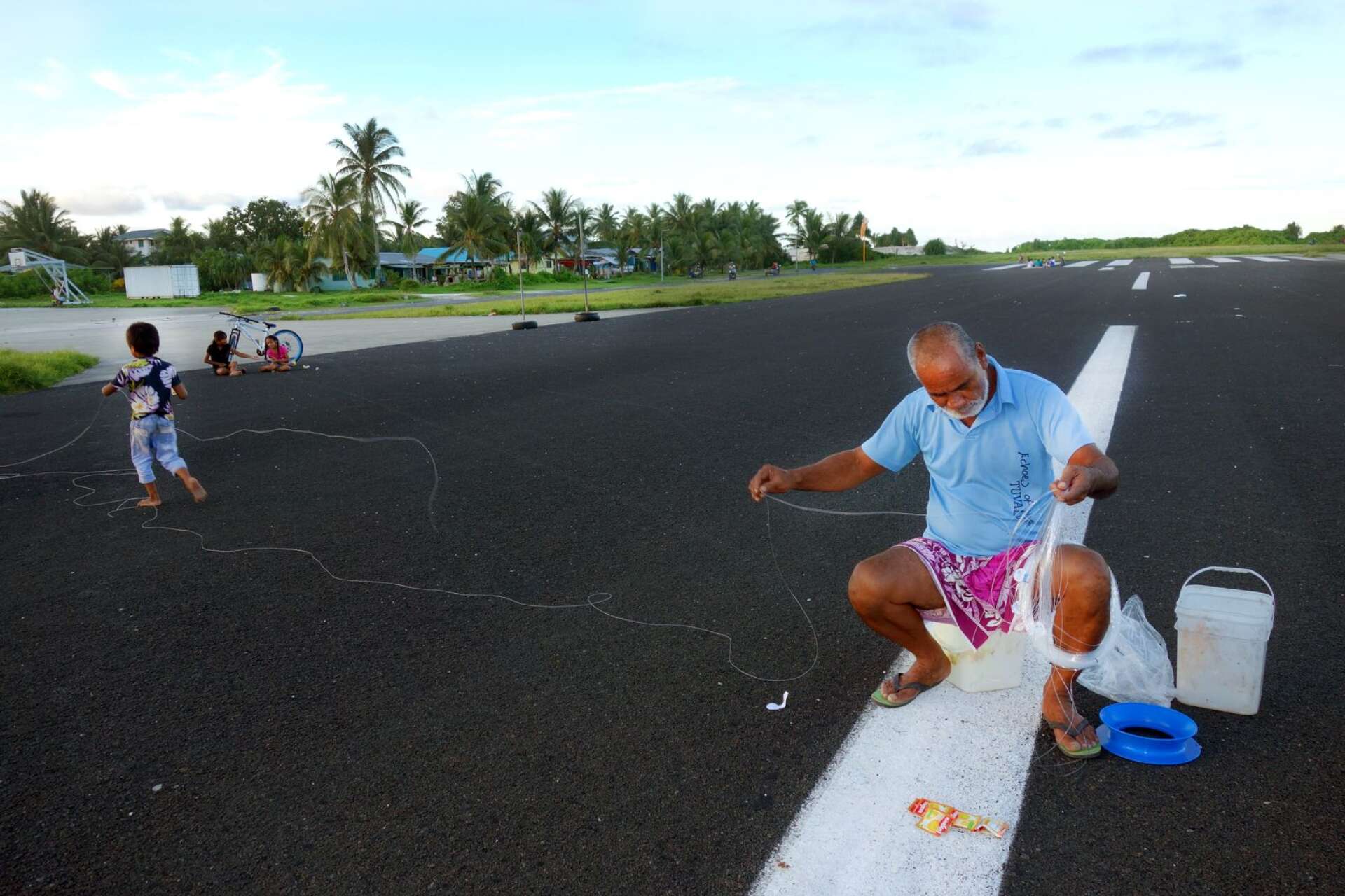 &quot;Start- och landningsbanan i Tuvalu blir en plats för sociala förströelse och även arbete&quot;, säger Christer Danielsson.