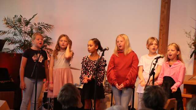 Svenska kyrkans barnkör var med och sjöng på Världens barn-galan i Hova. 