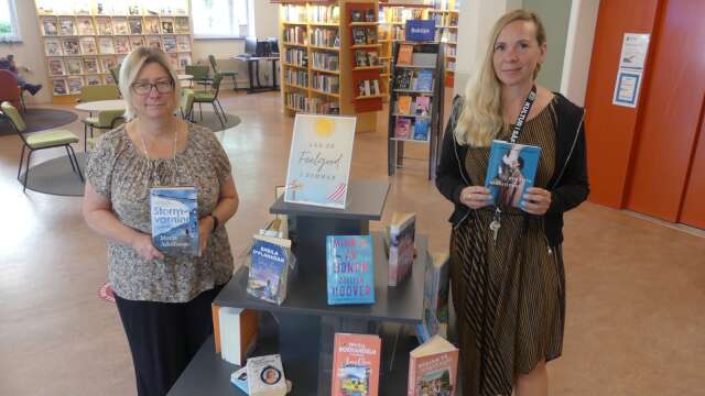 Maria Persson och Linda Loberg som jobbar på Säffle bibliotek delar med sig av lite tips på sommarläsning.