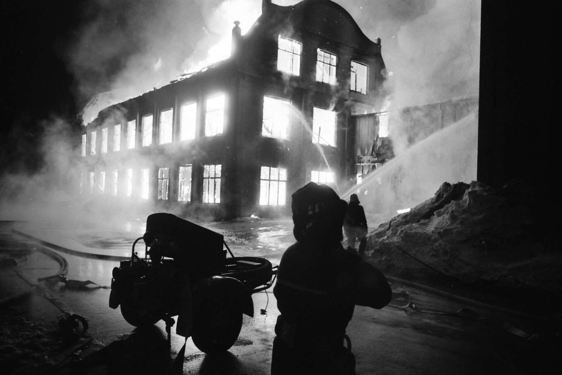 Räddningstjänsten hade ingen möjlighet att begränsa elden utan fick inrikta sig på att förhindra spridning. Såväl Värmlands Trä som bostadshus vid Fabriksgatan var hotade.
