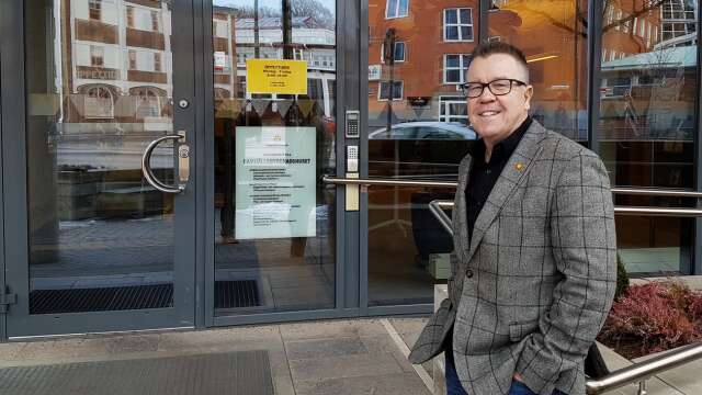 Martin Hollertz står utanför Samhällsbyggnadshuset som är hans nya arbetsplats sedan årsskiftet. Hollertz ska som stadsbyggnadsdirektör leda Karlstads kommun in i framtiden.
