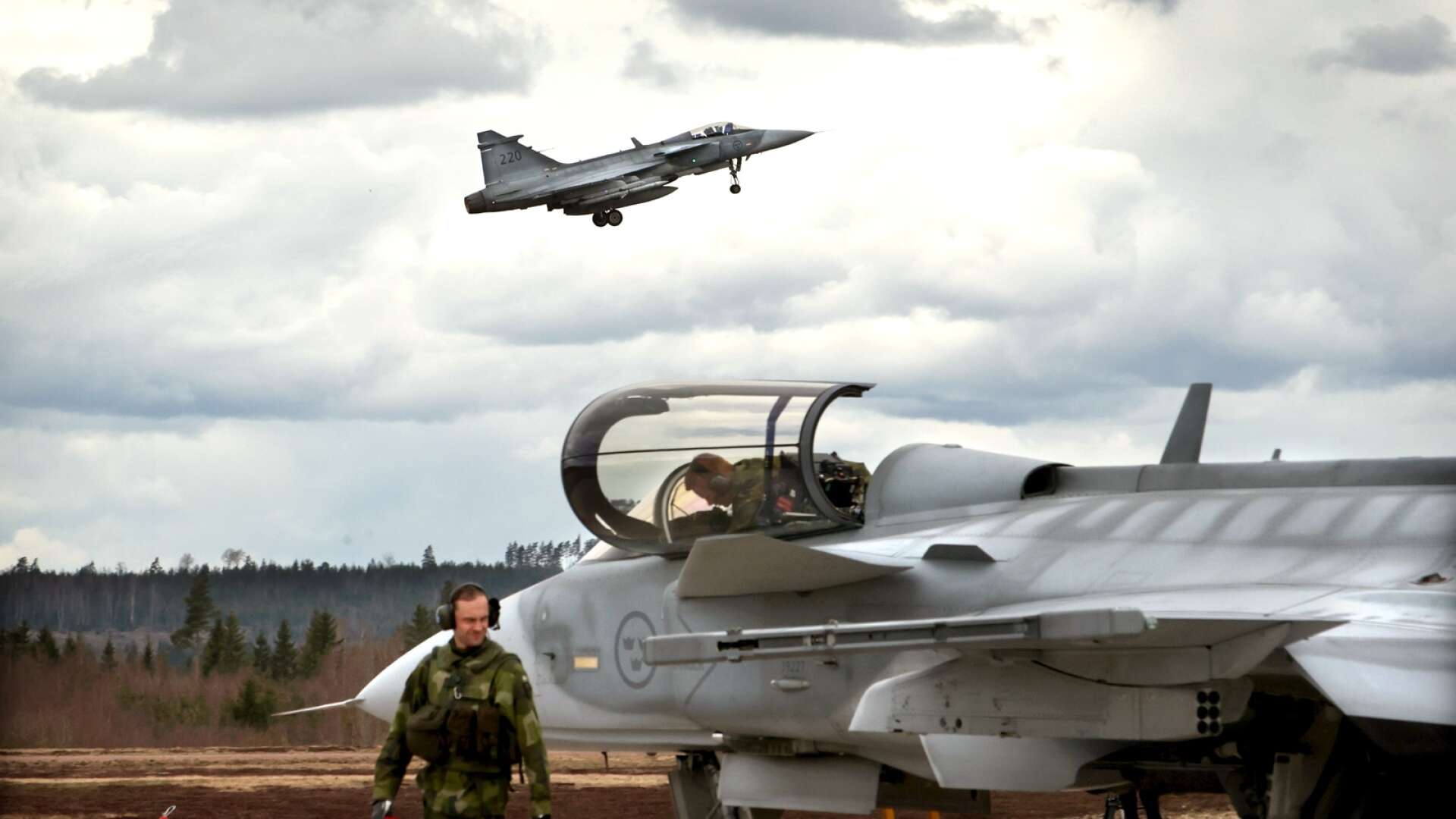 Trots flygplansfel och ett vändande Jas-plan så kunde två stridsflyg till slut landa för övningen i Karlstad. Turen mellan Skaraborg och Karlstad tar tio minuter.