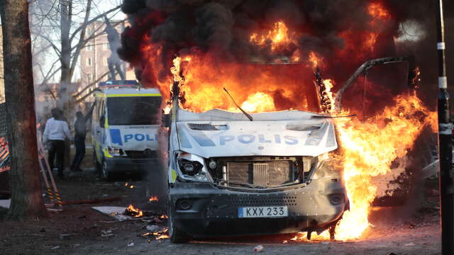 En polisbuss sattes i brand i Sveaparken i Örebro under de så kallade påskupploppen i april i år.