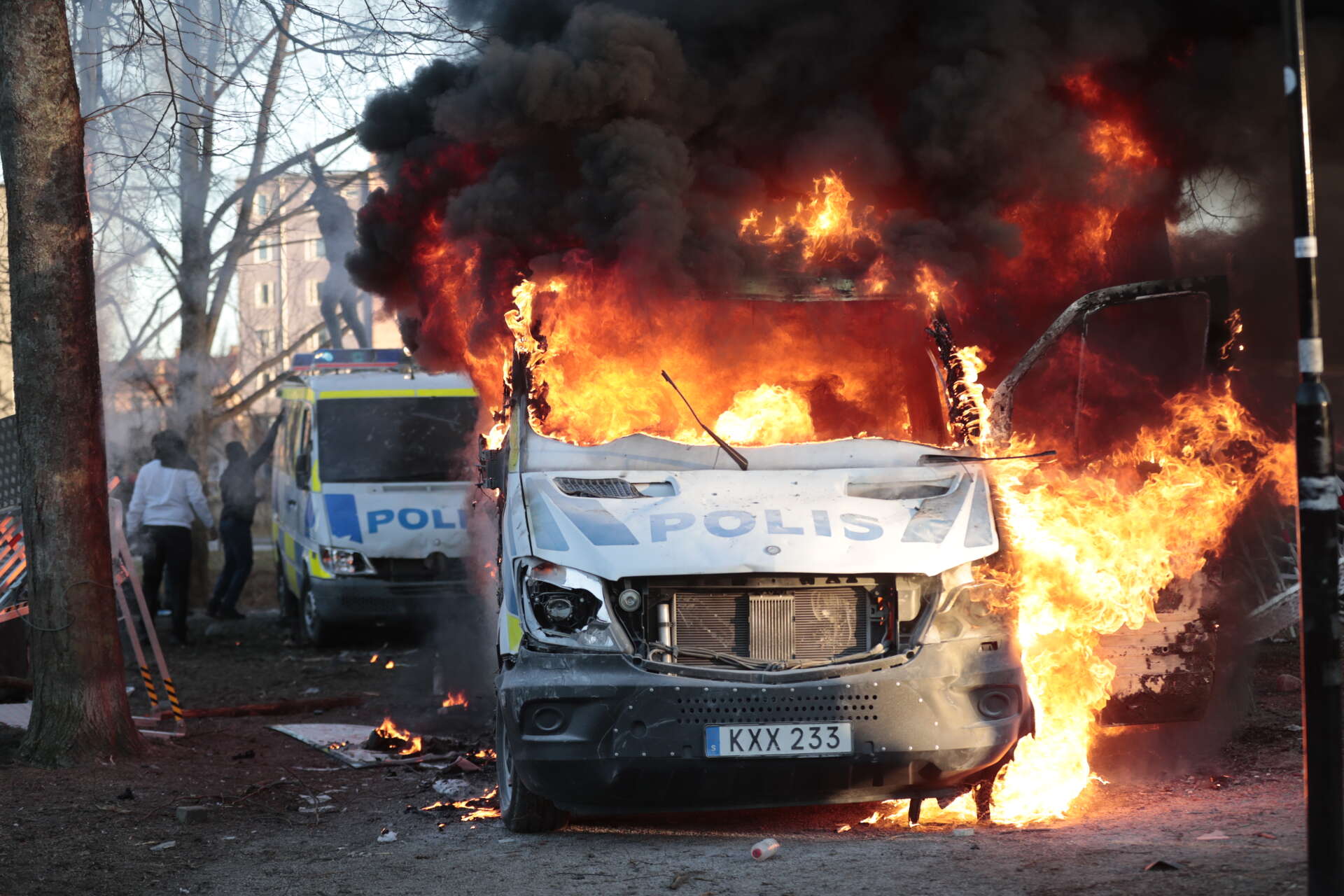 En polisbuss sattes i brand i Sveaparken i Örebro under upploppen.