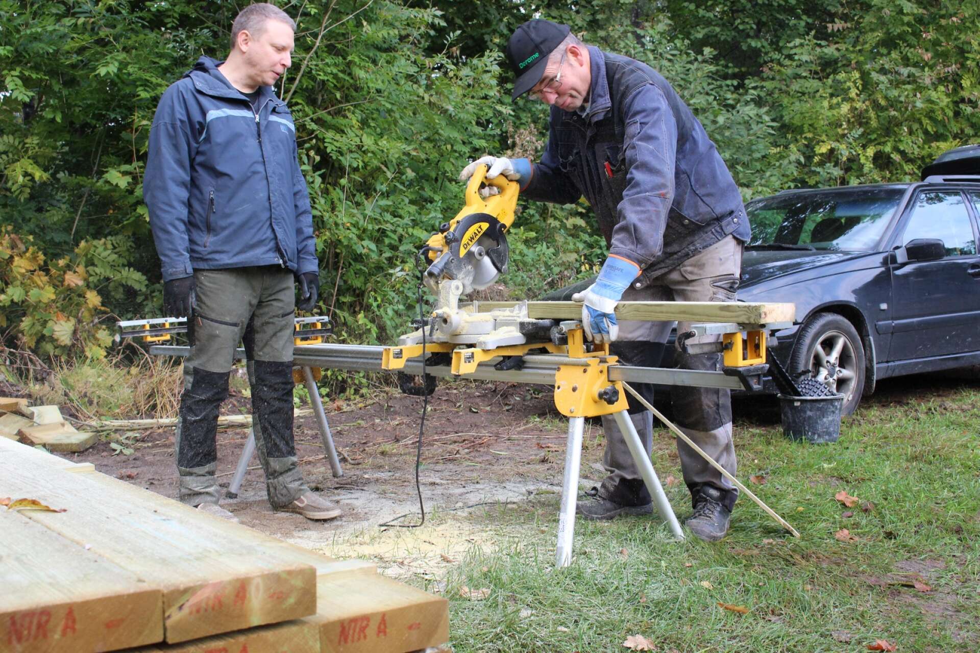 Gabor Ecker och Tomas Daag ser till att plankorna kapas i lagom långa bitar.