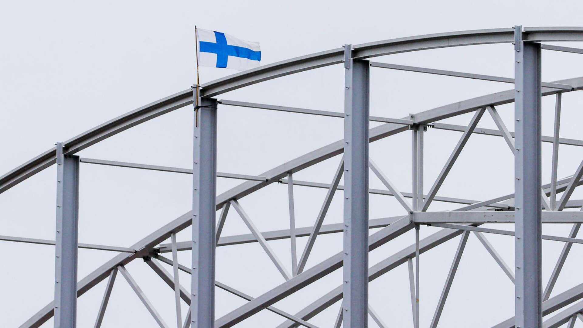 Den finska flaggan har hissats på en av takstolarna på Tingvalla isstadion.