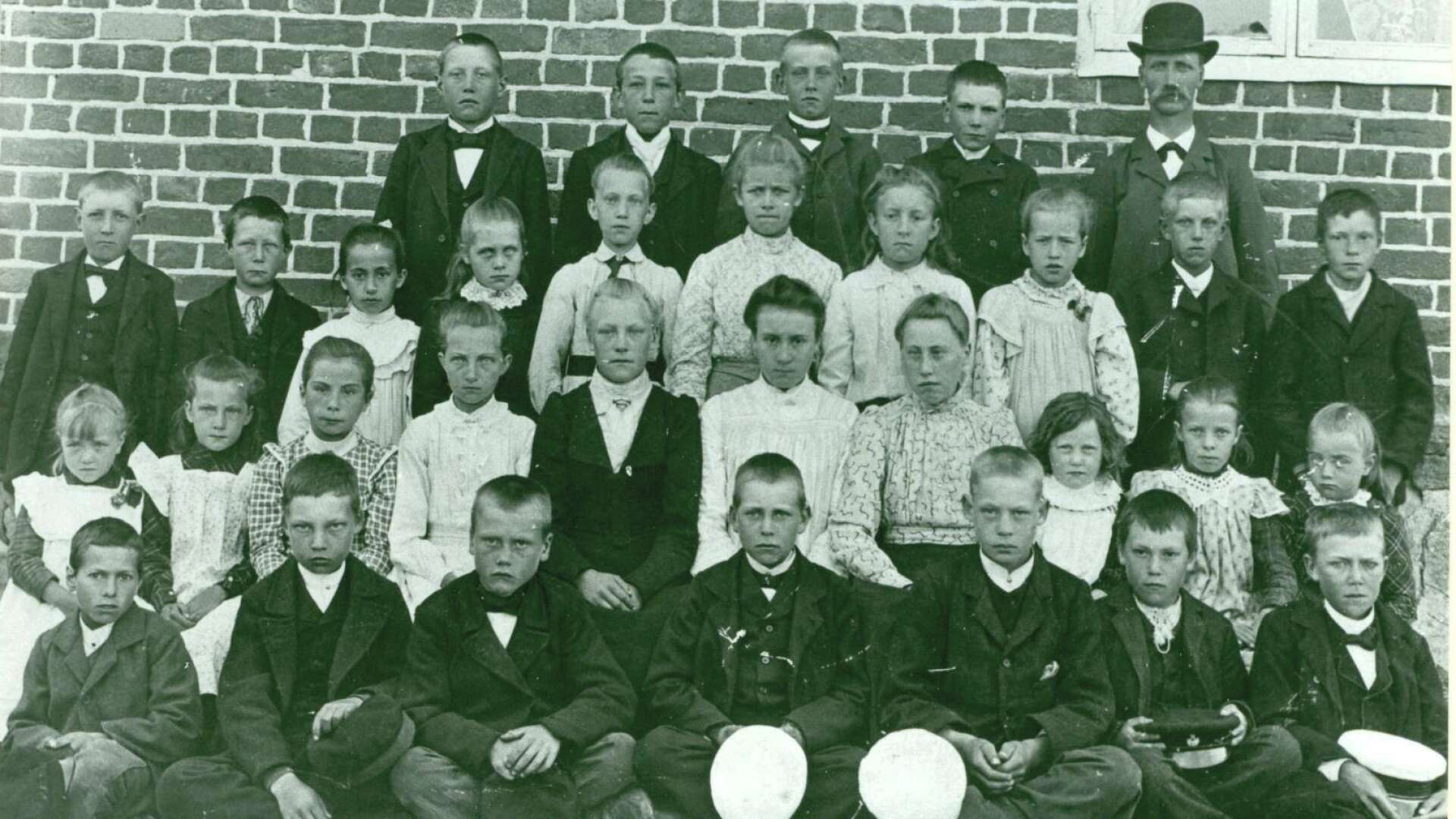 Bengt Ekengren var en lovordad lärare på Hammarö. Här står han med en klass på Svenshults skola under 1902.