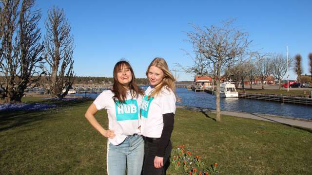 Amilia Uttersäv och Frida Gran ska marknadsföra kommunens ungdomsaktiviteter.