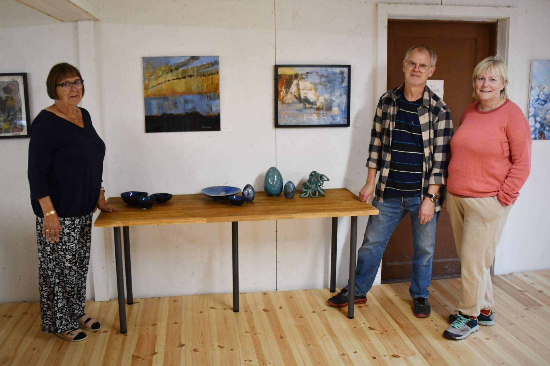 Turid Lövkvist (till vänster) och Anders Biörklund ställer ut måleri respektive keramik hos Johan och Gunilla Strandberg (till höger) i Elofsrud.