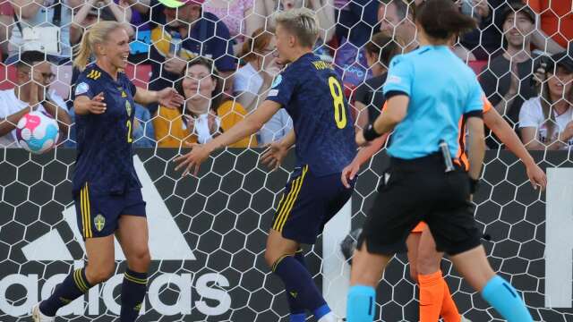 Jonna Andersson och Lina Hurtig jublar efter Sveriges mål mot Nederländerna.