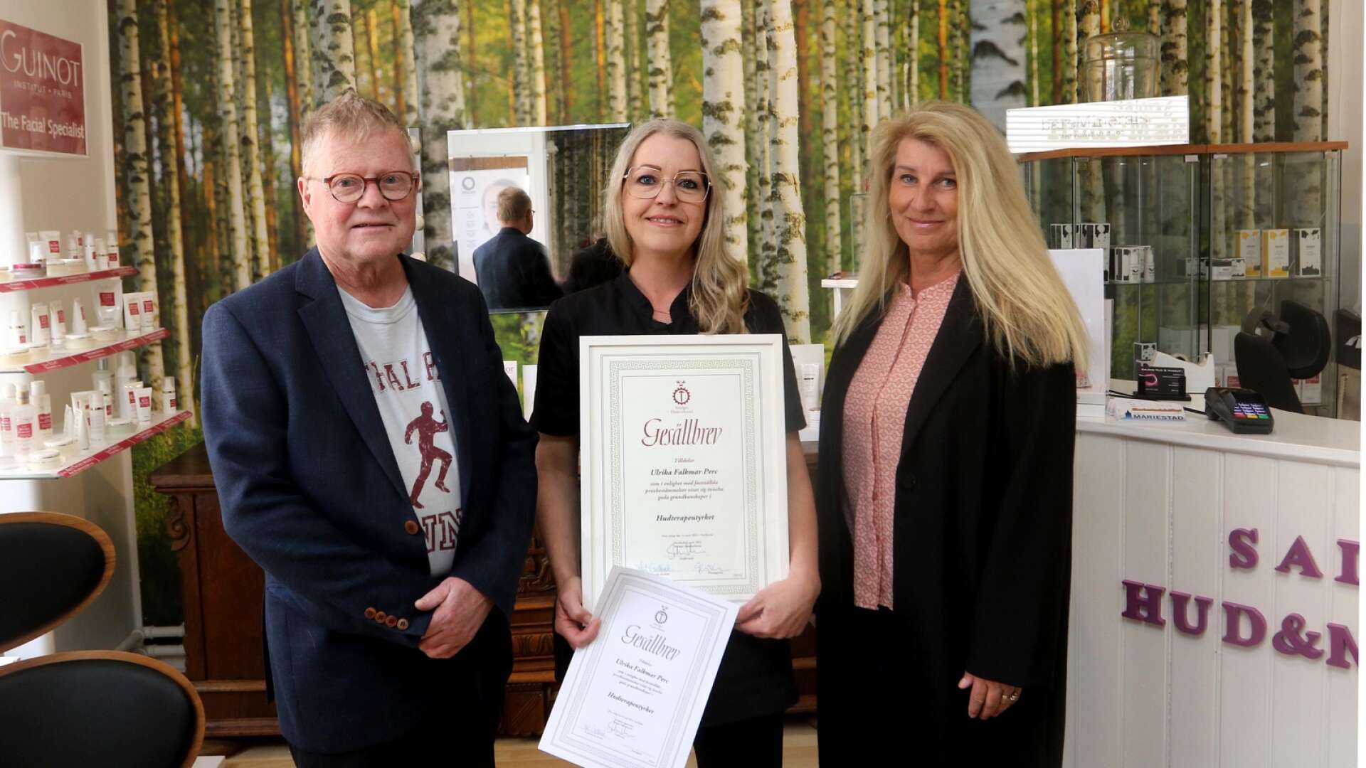 Per Rosengren och Lillemor Flodin (till höger) från Företagarna Mariestad har överlämnat ett gesällbrev till hudterapeut Ulrika Falkmar Perc.