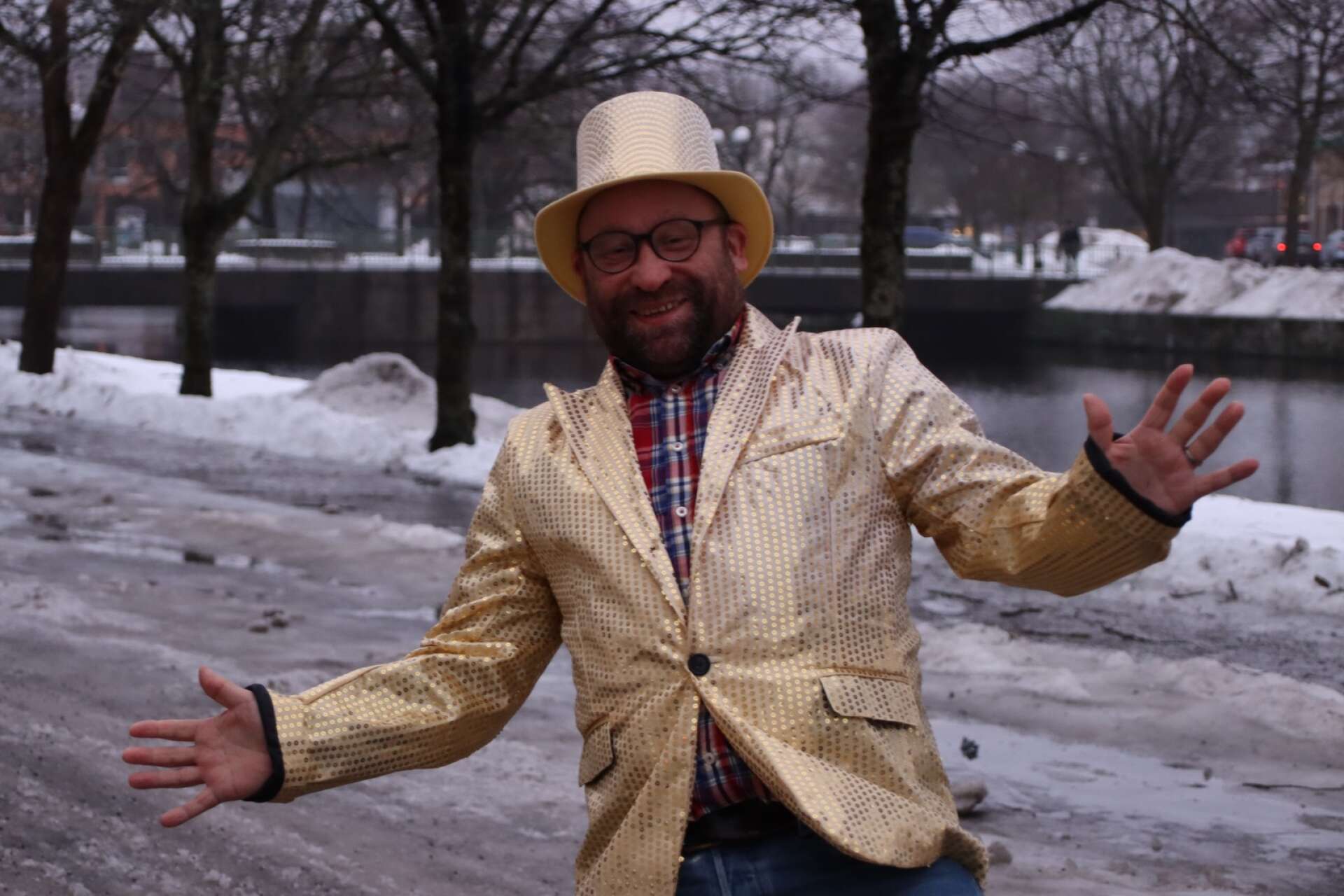En grå februaridag behöver lite guld och glans - när Mellofesten rullar igång drar FT:s chefredaktör Filip Kowalski på sig den guldiga paljettkavajen med matchande hatt. 