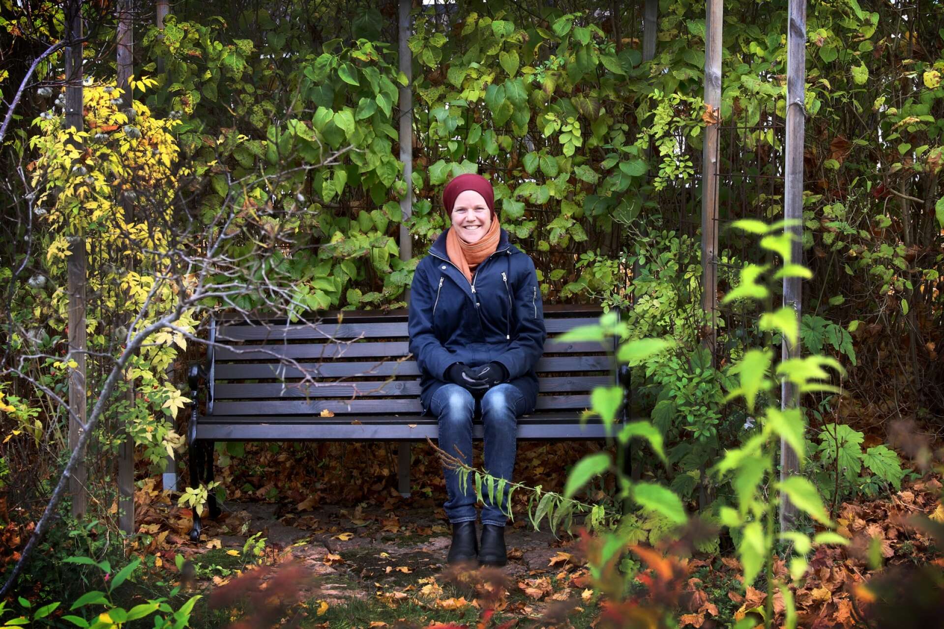 Jenny Anshelm, 33, är ny präst i Mariestads församling sedan förra året. I en 1800-talsvilla med stor, lummig trädgård har hon hittat hem.